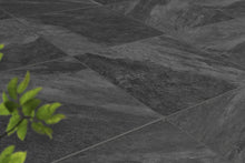 Verlegte CeramicLine²-Platten in grau von Woehe & Heydemann in 60x60 – Naturstein-Optik mit harmonischer Linienführung 