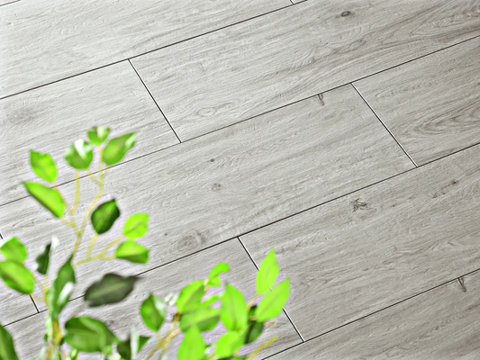 Verlegte CeramicLine²-Platten in graue von Woehe & Heydemann in 120x40 – Holz-Optik mit harmonischer Linienführung 
