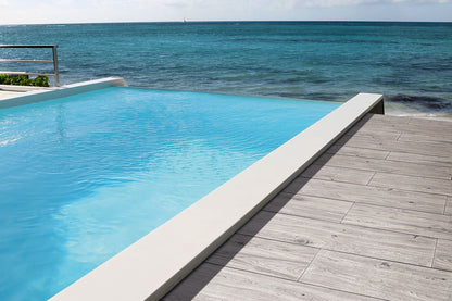 120x40 CeramicLine²-Terrassenplatten in grauer Holzoptik von Woehe & Heydemann verlegt auf einer modernen Terrasse 