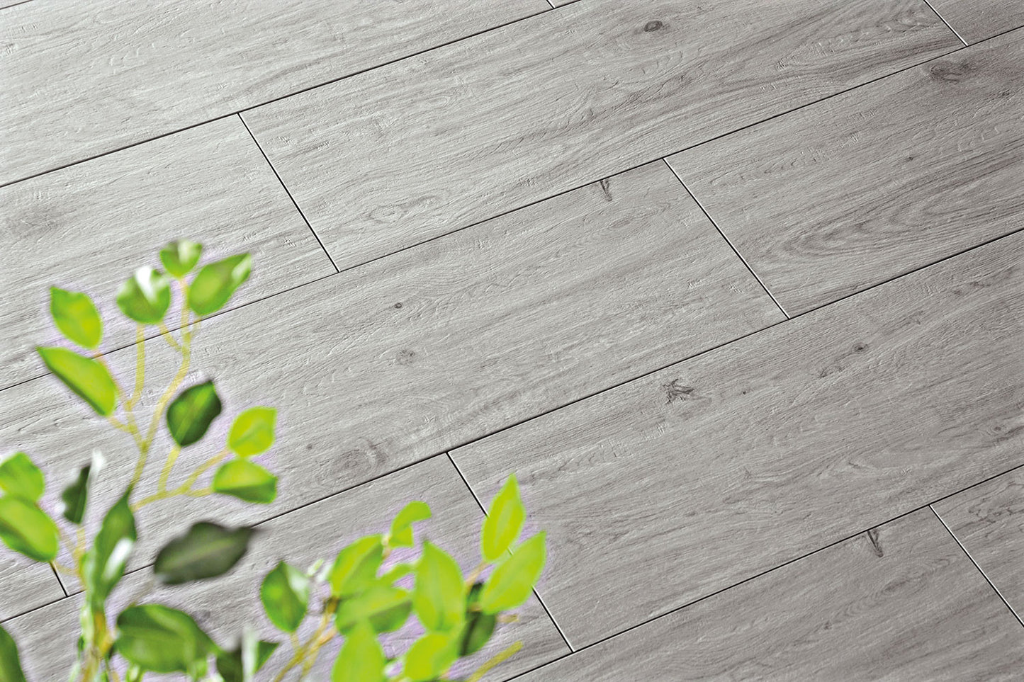 Verlegte CeramicLine²-Platten in graue von Woehe & Heydemann in 120x40 – Holz-Optik mit harmonischer Linienführung 