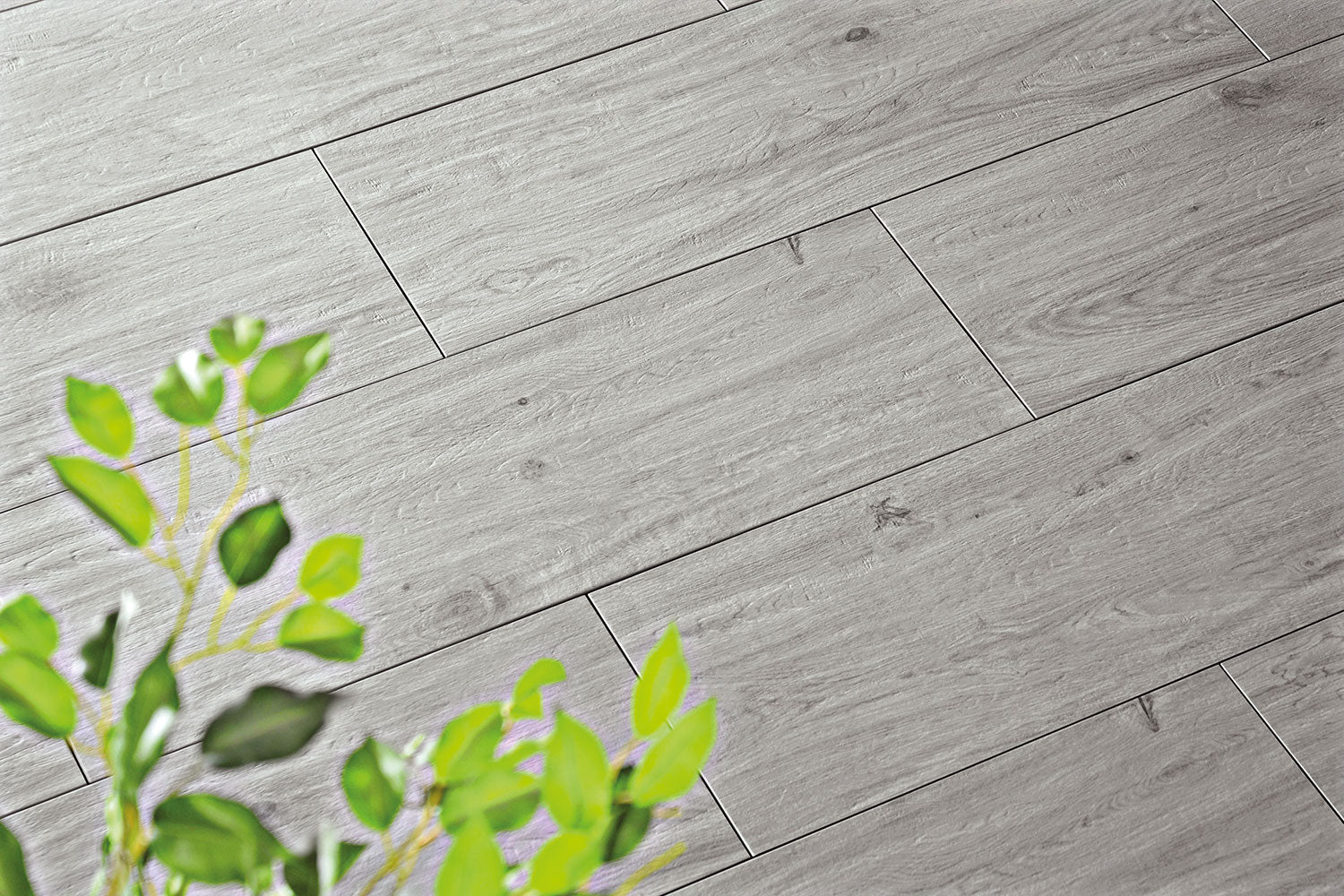 Verlegte CeramicLine²-Platten in graue von Woehe & Heydemann in 120x40 – Holz-Optik mit harmonischer Linienführung 
