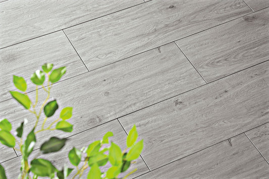 Verlegte CeramicLine²-Platten in graue von Woehe & Heydemann in 120x40 – Holz-Optik mit harmonischer Linienführung 