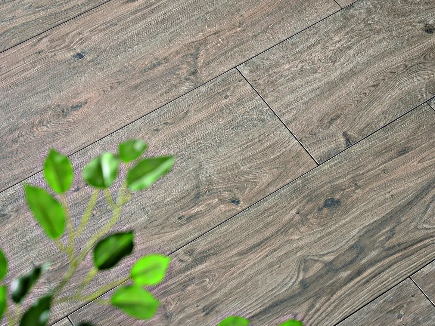 Verlegte CeramicLine²-Platten in braun von Woehe & Heydemann in 120x40 – Holz-Optik mit harmonischer Linienführung 