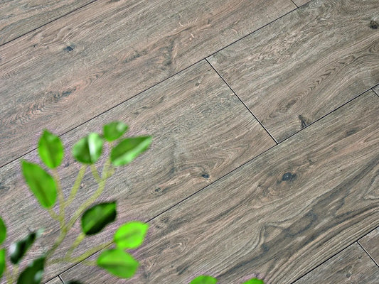 Verlegte CeramicLine²-Platten in braun von Woehe & Heydemann in 120x40 – Holz-Optik mit harmonischer Linienführung 