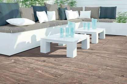 120x40 CeramicLine²-Terrassenplatten in brauner Holzoptik von Woehe & Heydemann verlegt auf einer modernen Terrasse