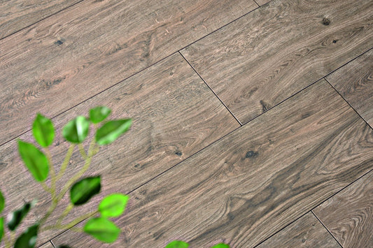 Verlegte CeramicLine²-Platten in braun von Woehe & Heydemann in 120x40 – Holz-Optik mit harmonischer Linienführung 