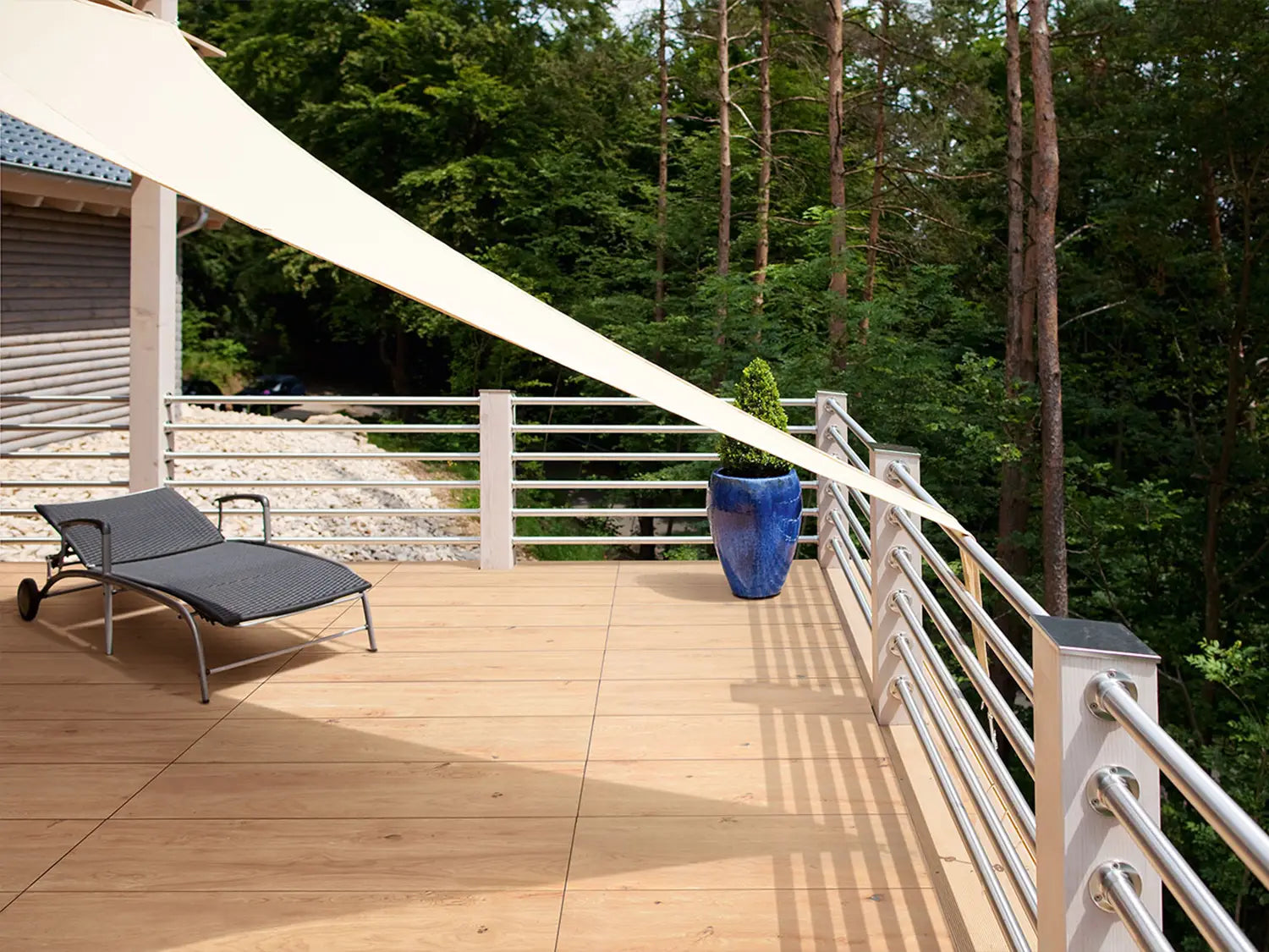 120x40 CeramicLine²-Terrassenplatten in beiger Holzoptik von Woehe & Heydemann verlegt auf einer modernen Dachterrasse mit Sonnensegel