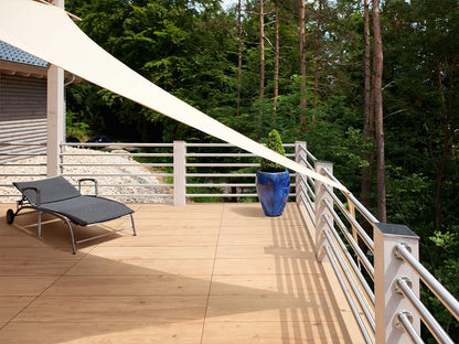 120x40 CeramicLine²-Terrassenplatten in beiger Holzoptik von Woehe & Heydemann verlegt auf einer modernen Dachterrasse mit Sonnensegel