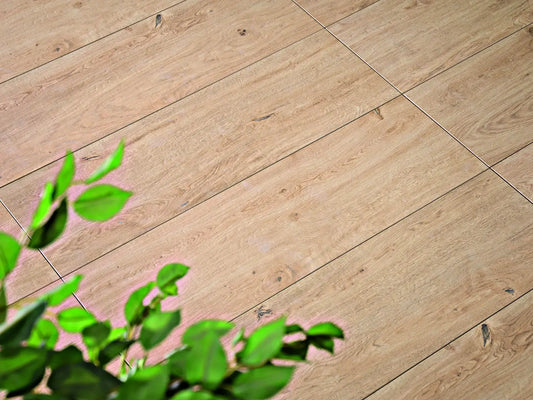 Verlegte CeramicLine²-Platten in beige von Woehe & Heydemann in 120x40 – Holz-Optik mit harmonischer Linienführung 