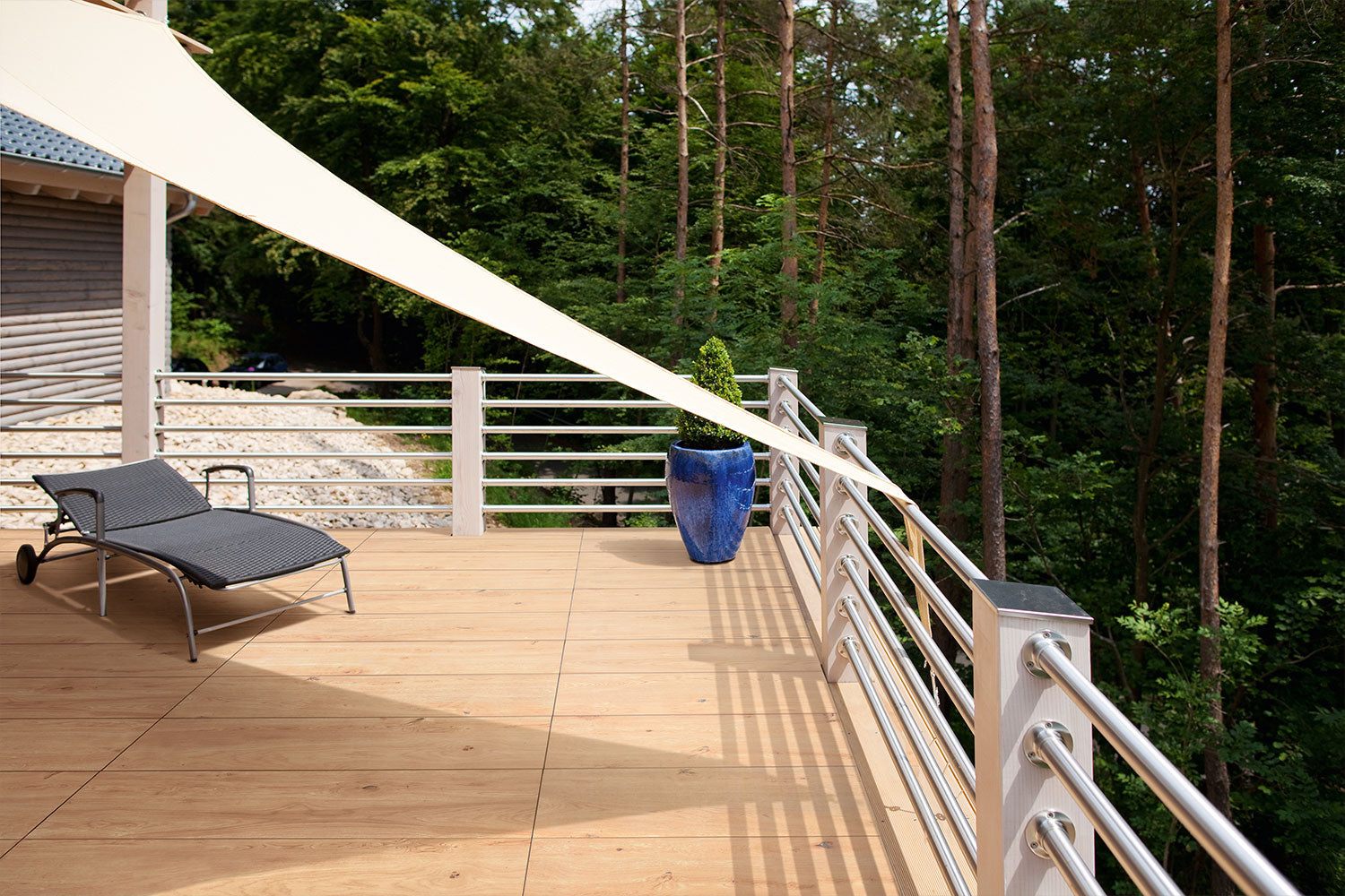 120x40 CeramicLine²-Terrassenplatten in beiger Holzoptik von Woehe & Heydemann verlegt auf einer modernen Dachterrasse mit Sonnensegel