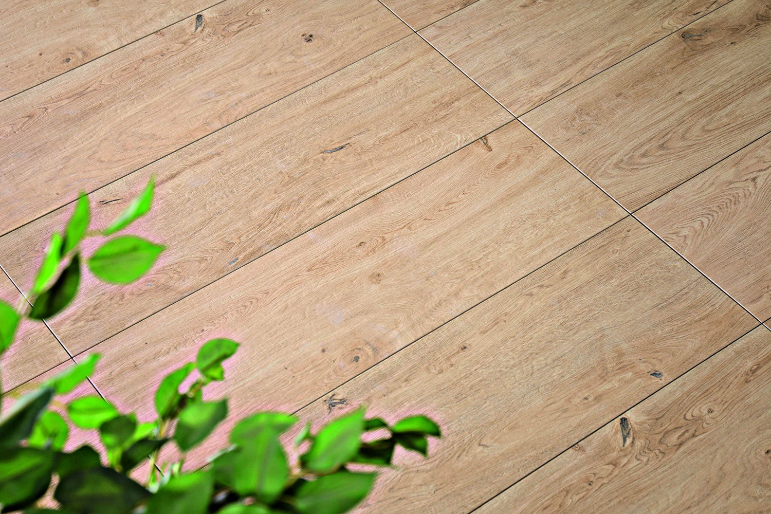 Verlegte CeramicLine²-Platten in beige von Woehe & Heydemann in 120x40 – Holz-Optik mit harmonischer Linienführung 