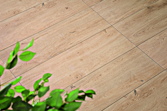 Verlegte CeramicLine²-Platten in beige von Woehe & Heydemann in 120x40 – Holz-Optik mit harmonischer Linienführung 