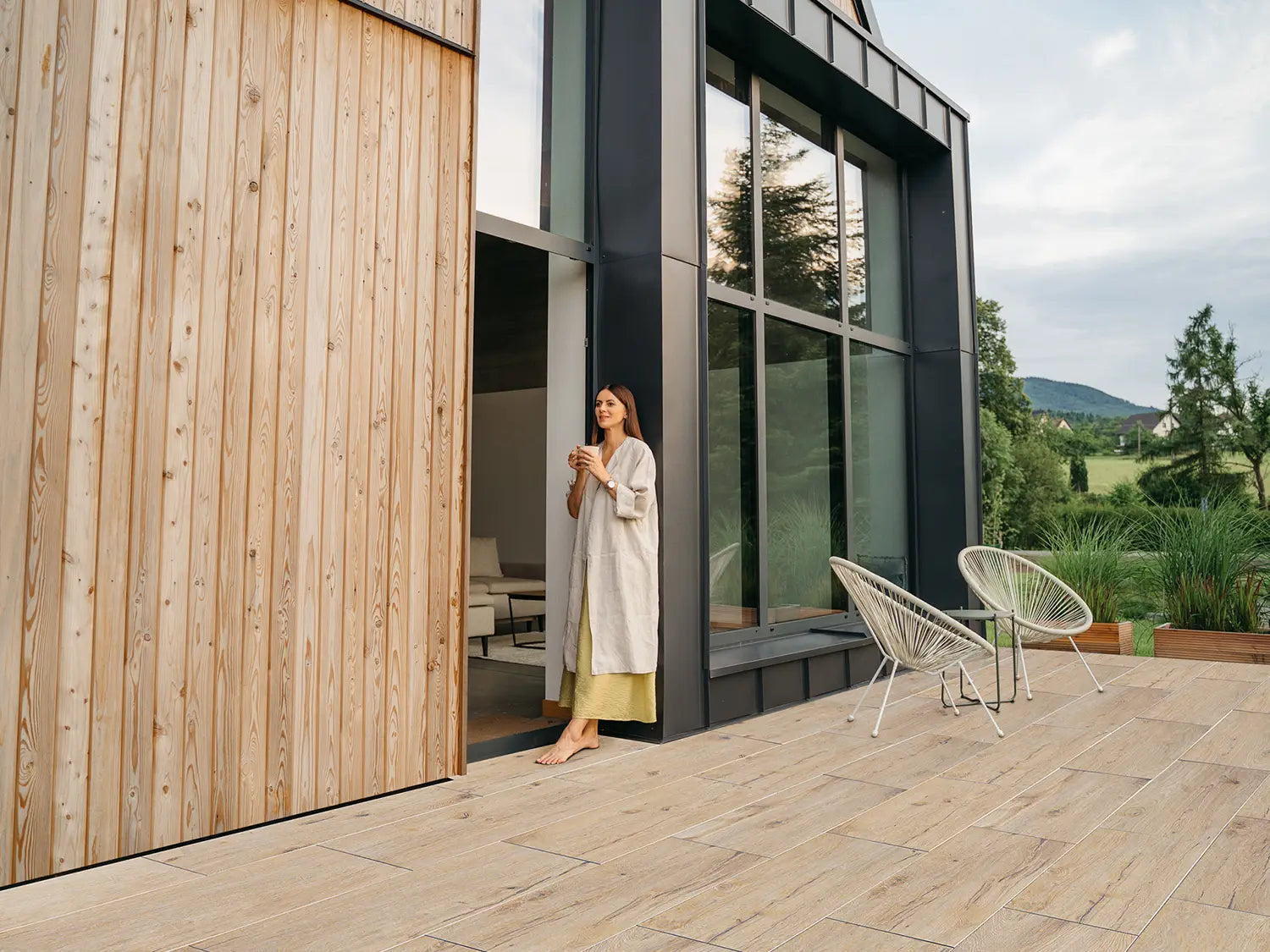 120x40 CeramicLine² -Terrassenplatten in beiger Holzoptik von Woehe & Heydemann verlegt auf einer modernen Terrasse