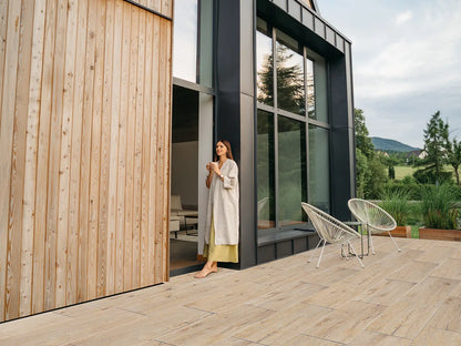 120x40 CeramicLine² -Terrassenplatten in beiger Holzoptik von Woehe & Heydemann verlegt auf einer modernen Terrasse