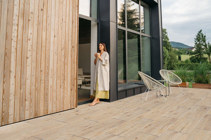 120x40 CeramicLine² -Terrassenplatten in beiger Holzoptik von Woehe & Heydemann verlegt auf einer modernen Terrasse