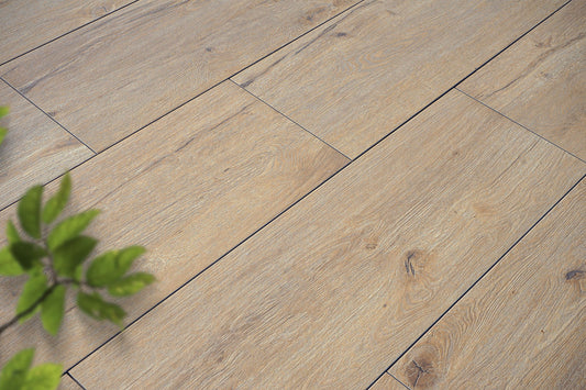Verlegte CeramicLine²-Platten in beige von Woehe & Heydemann in 60x40 – Holz-Optik mit harmonischer Linienführung