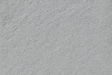 NanoLine-Terrassenplatte in grauer Naturstein-Optik von Woehe & Heydemann - feine Oberfläche 

