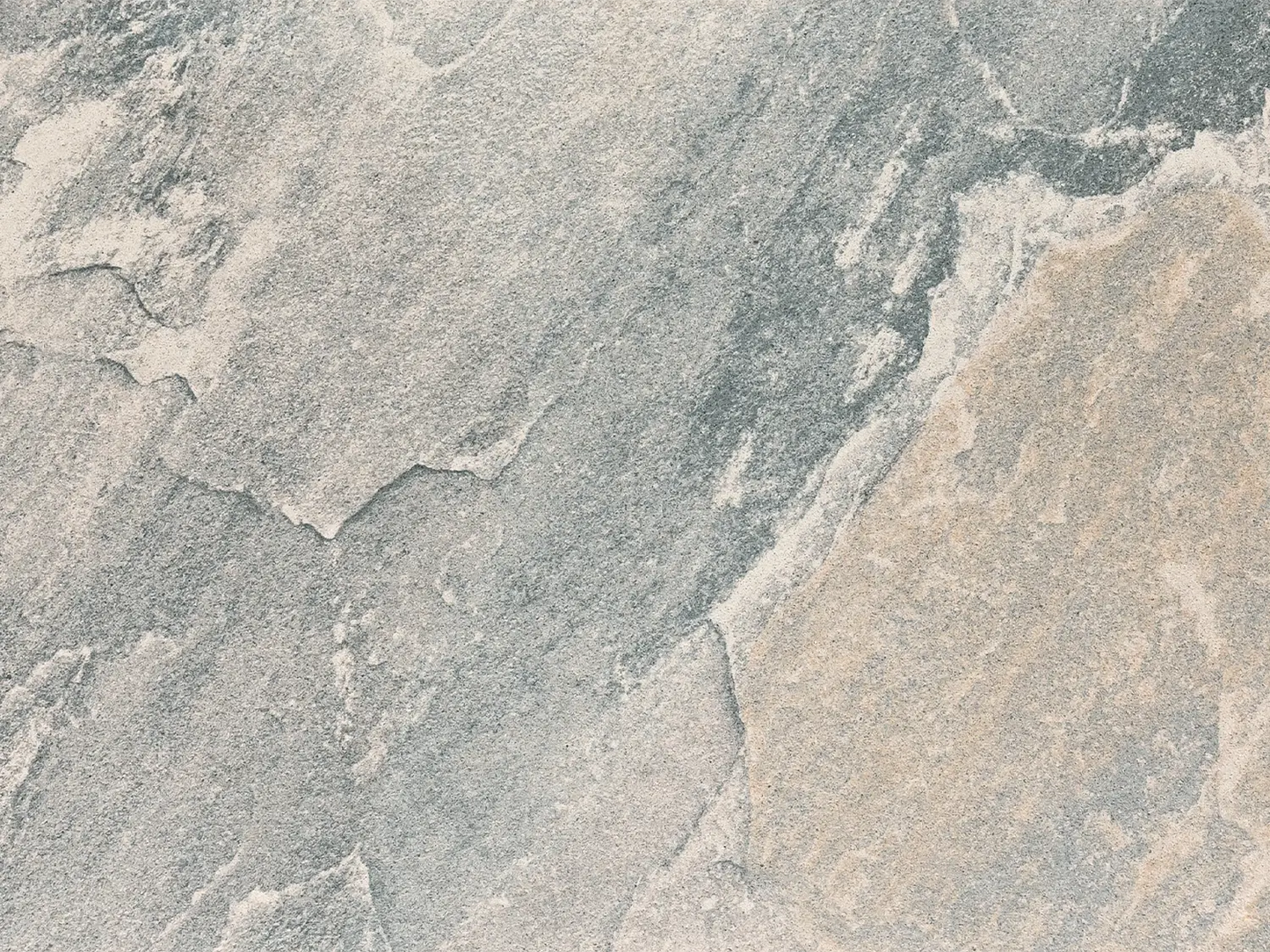 NanoLine-Terrassenplatte in grauer Naturstein-Optik von Woehe & Heydemann - strukturierte Schiefer-Oberfläche