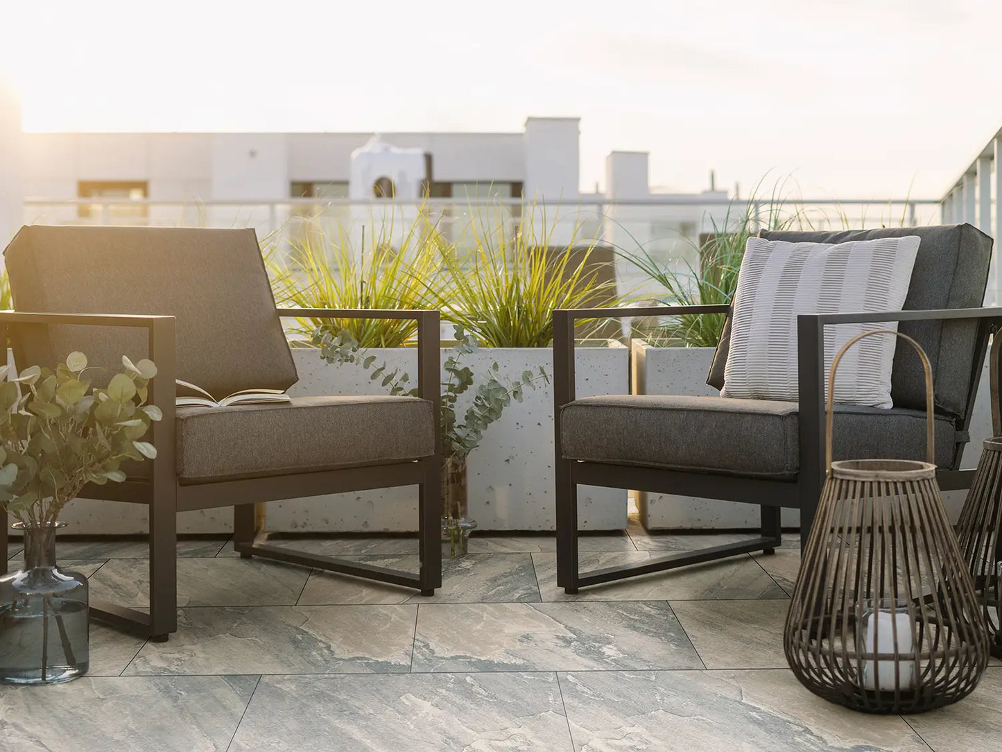 60x40 NanoLine-Terrassenplatten in grauer Natursteinoptik von Woehe & Heydemann verlegt auf einem modernen Balkon