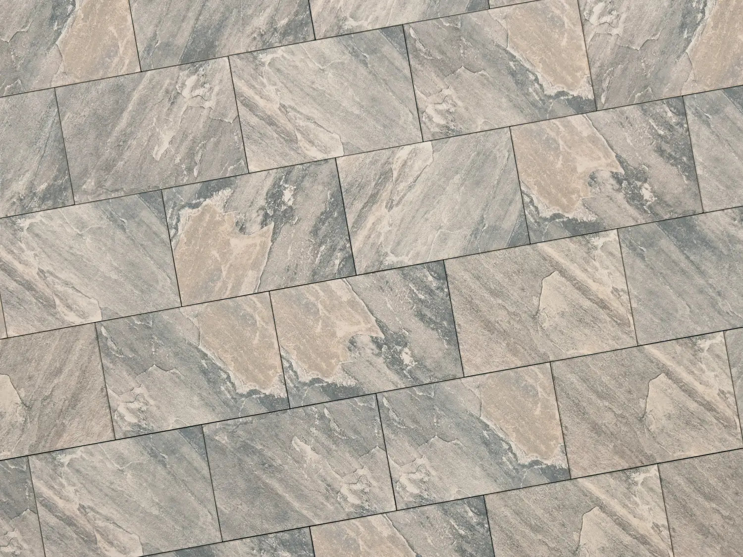 Verlegte NanoLine-Platten in grau von Woehe & Heydemann in 60x40 – Naturstein-Optik mit harmonischer Linienführung 