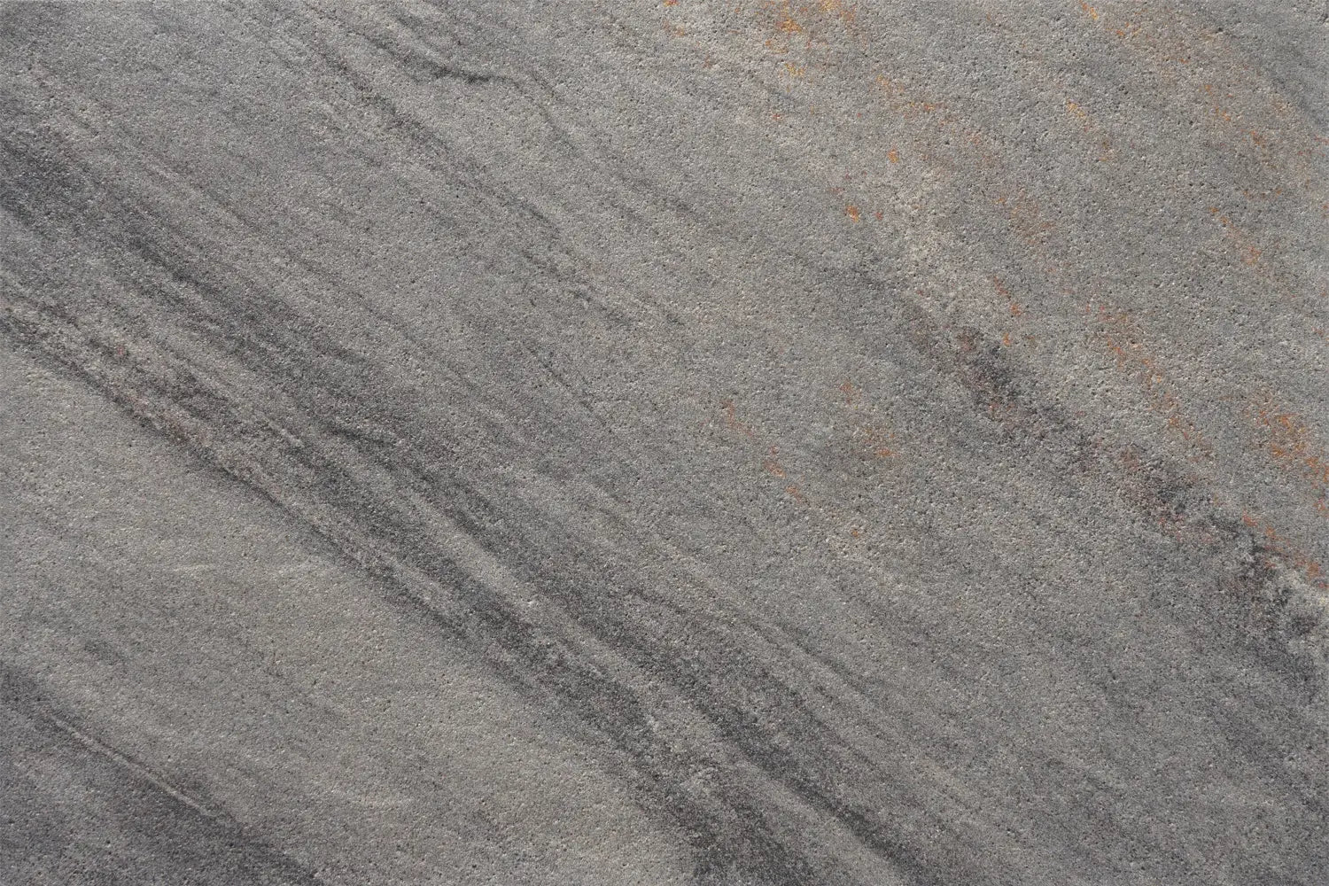 NanoLine-Terrassenplatte in grauer Naturstein-Optik von Woehe & Heydemann - feine Oberfläche