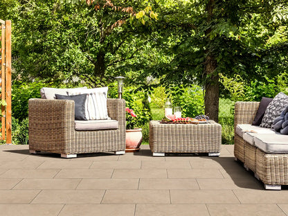 40x80 NanoLine-Betonplatten in beiger Naturstein-Optik von Woehe & Heydemann verlegt auf einer modernen Terrasse