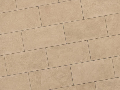 Verlegte NanoLine-Platten in beige von Woehe & Heydemann in 40x80. Naturstein-Optik mit harmonischer Linienführung.