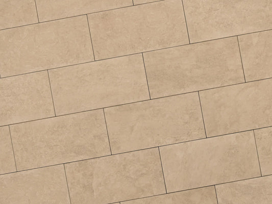 Verlegte NanoLine-Platten in beige von Woehe & Heydemann in 40x80. Naturstein-Optik mit harmonischer Linienführung.