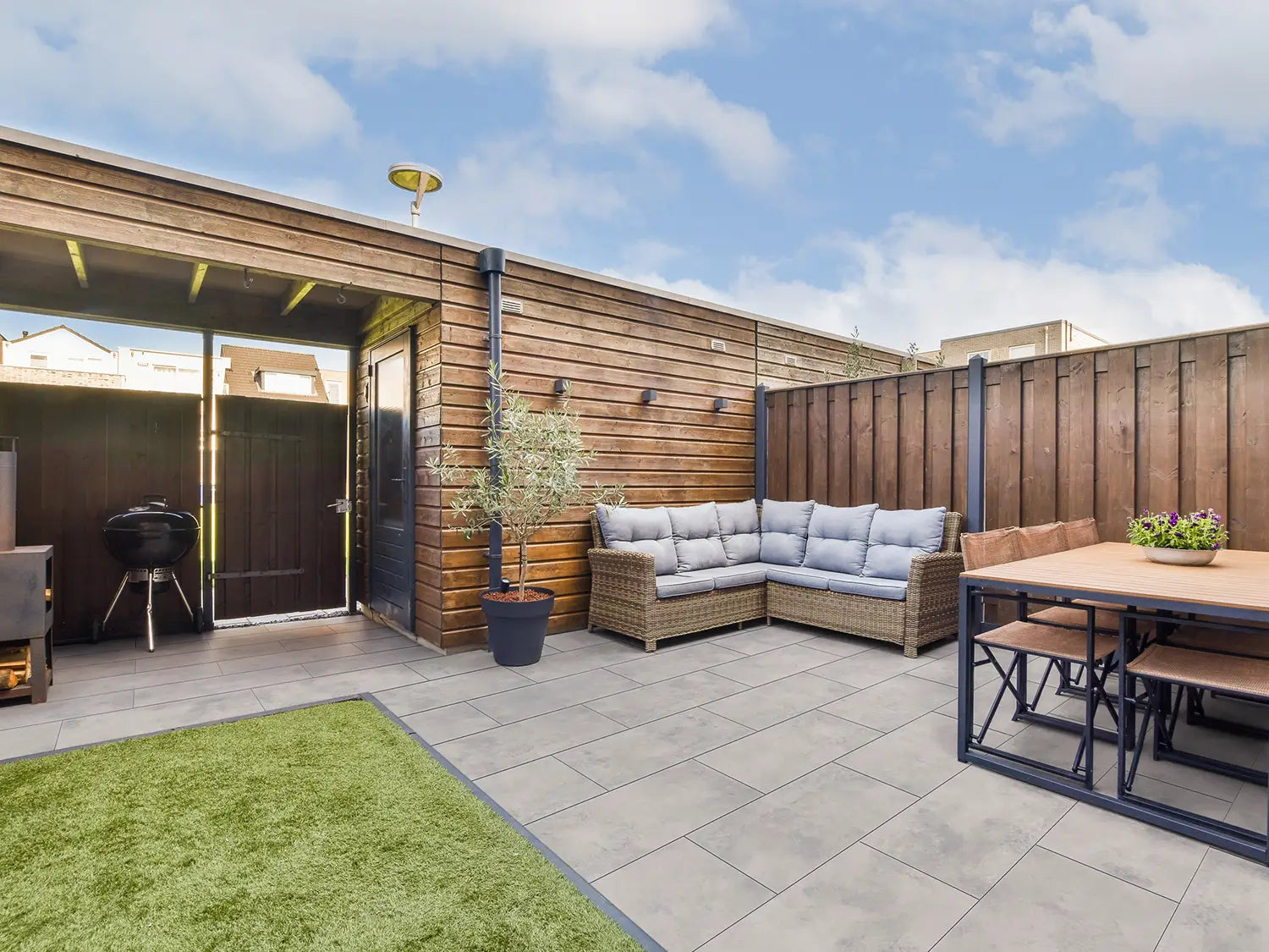 40x80 NanoLine-Betonplatten in grauer Beton-Optik von Woehe & Heydemann verlegt auf einer modernen Terrasse