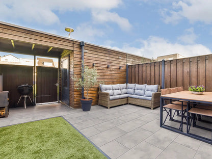 40x80 NanoLine-Betonplatten in grauer Beton-Optik von Woehe & Heydemann verlegt auf einer modernen Terrasse