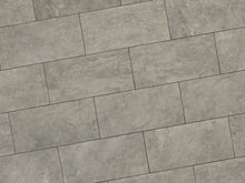 Verlegte NanoLine-Platten in beige; grau; braun von Woehe & Heydemann in 40x80. Naturstein-Optik mit harmonischer Linienführung.
