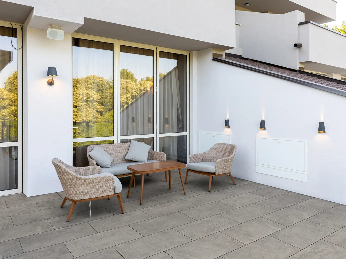 40x80 NanoLine-Betonplatten in beige grau brauner Naturstein-Optik von Woehe & Heydemann verlegt auf einer modernen Terrasse