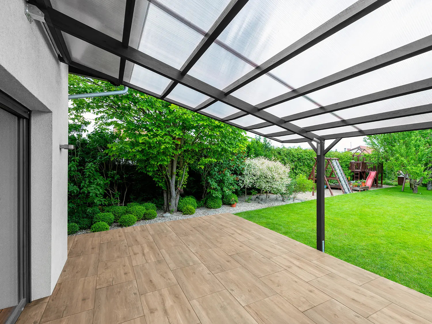 40x80 NanoLine-Betonplatten in brauner Holz-Optik von Woehe & Heydemann verlegt auf einer modernen Terrasse