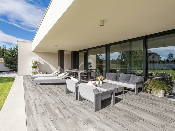 40x80 NanoLine-Betonplatten in grauer Holz-Optik von Woehe & Heydemann verlegt auf einer modernen Terrasse
