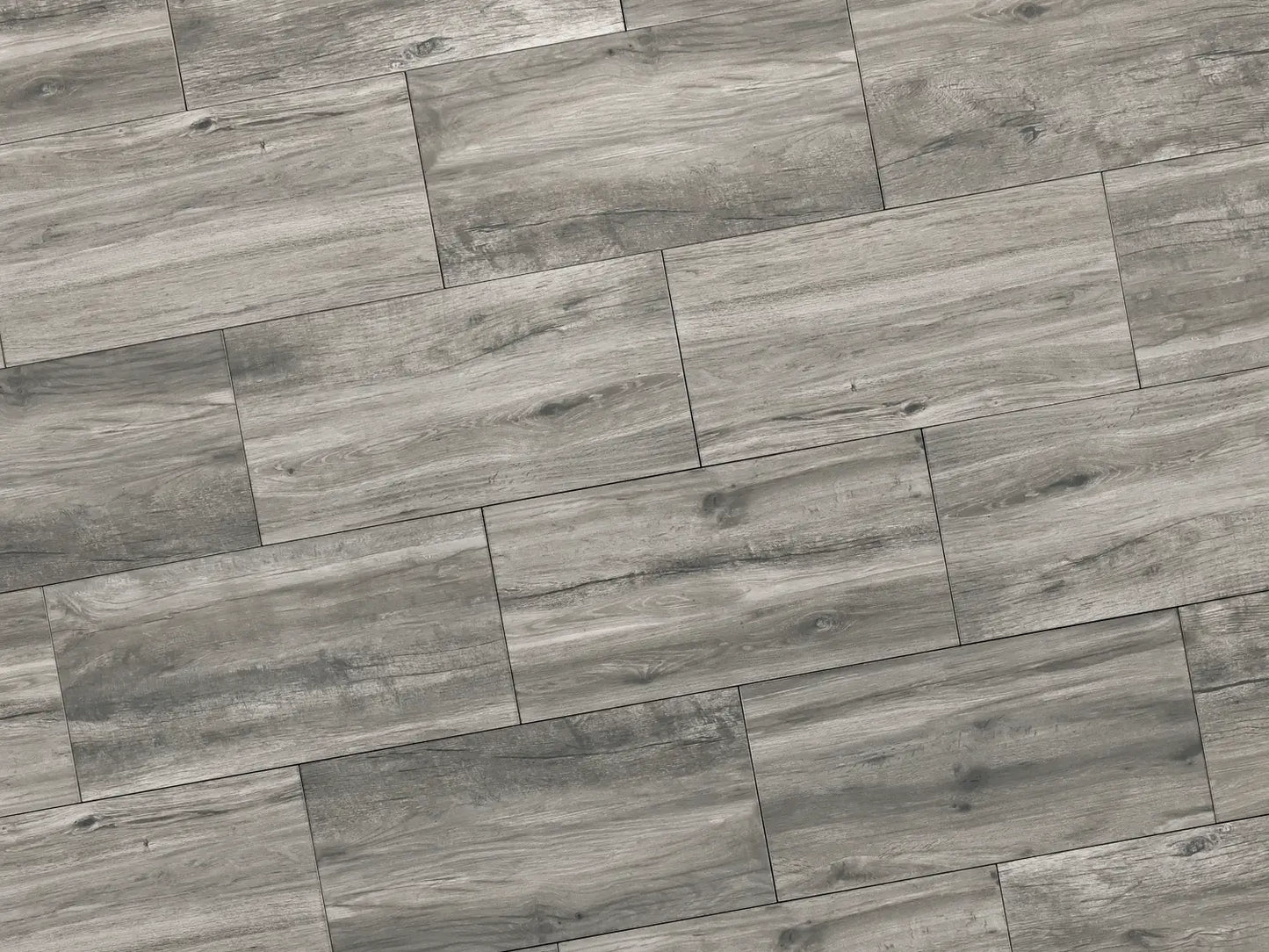 Verlegte NanoLine-Platten in grau von Woehe & Heydemann in 40x80. Holz-Optik mit harmonischer Linienführung.