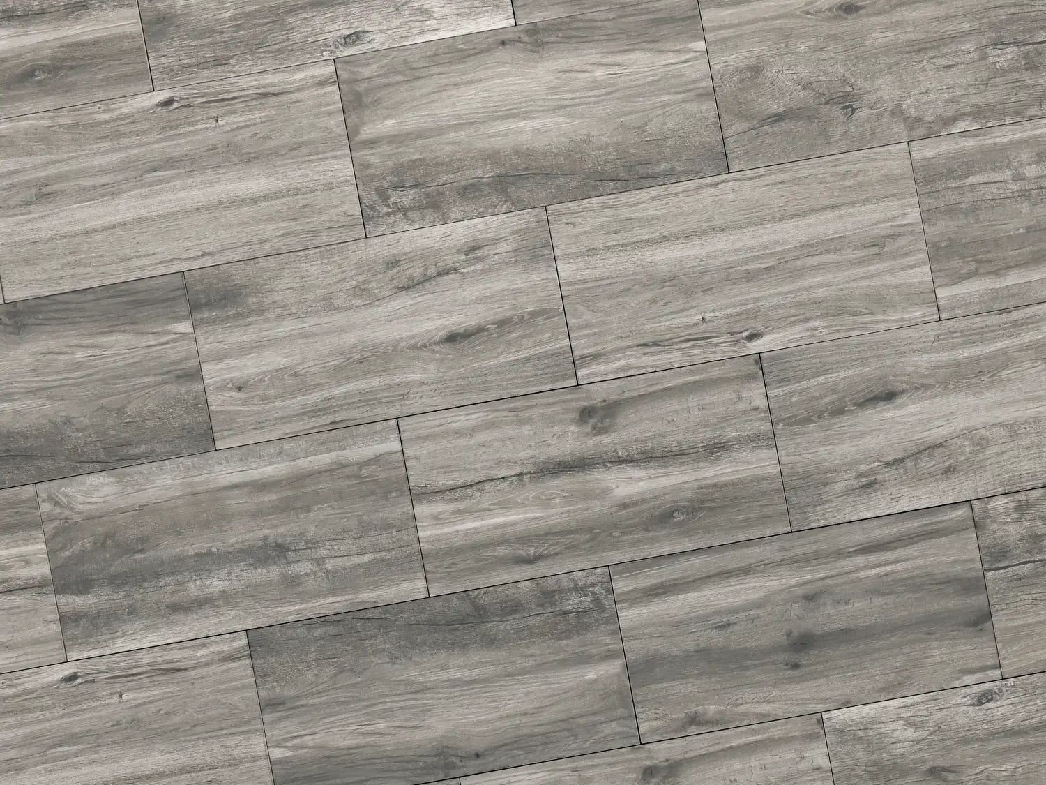 Verlegte NanoLine-Platten in grau von Woehe & Heydemann in 40x80. Holz-Optik mit harmonischer Linienführung.