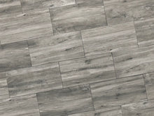 Verlegte NanoLine-Platten in grau von Woehe & Heydemann in 40x80. Holz-Optik mit harmonischer Linienführung.