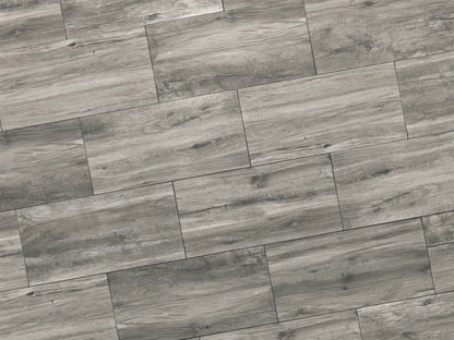Verlegte NanoLine-Platten in grau von Woehe & Heydemann in 40x80. Holz-Optik mit harmonischer Linienführung.