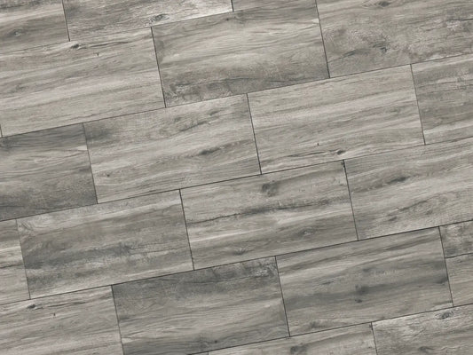 Verlegte NanoLine-Platten in grau von Woehe & Heydemann in 40x80. Holz-Optik mit harmonischer Linienführung.