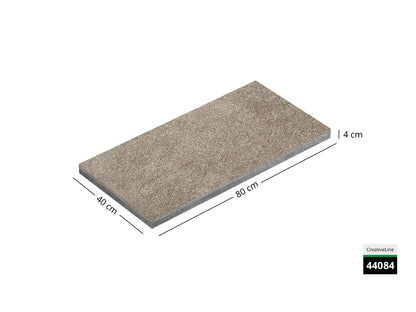 Saubere Schnittkante der 80x40 Terrassenplatte in beiger Natursteinoptik von Woehe & Heydemann mit feinkörniger Oberfläche  