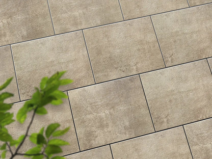Verlegte CreativeLine-Platten in beige von Woehe & Heydemann in 60x60 – Naturstein-Optik mit harmonischer Linienführung 