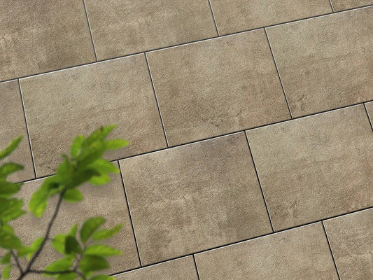 Verlegte CreativeLine-Platten in beige von Woehe & Heydemann in 60x60 – Naturstein-Optik mit harmonischer Linienführung 