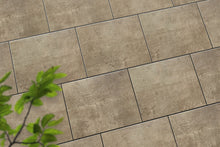 Verlegte PremiumLine-Platten in beige von Woehe & Heydemann in 60x60 – Naturstein-Optik mit harmonischer Linienführung 