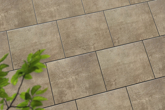 Verlegte PremiumLine-Platten in beige von Woehe & Heydemann in 60x60 – Naturstein-Optik mit harmonischer Linienführung 