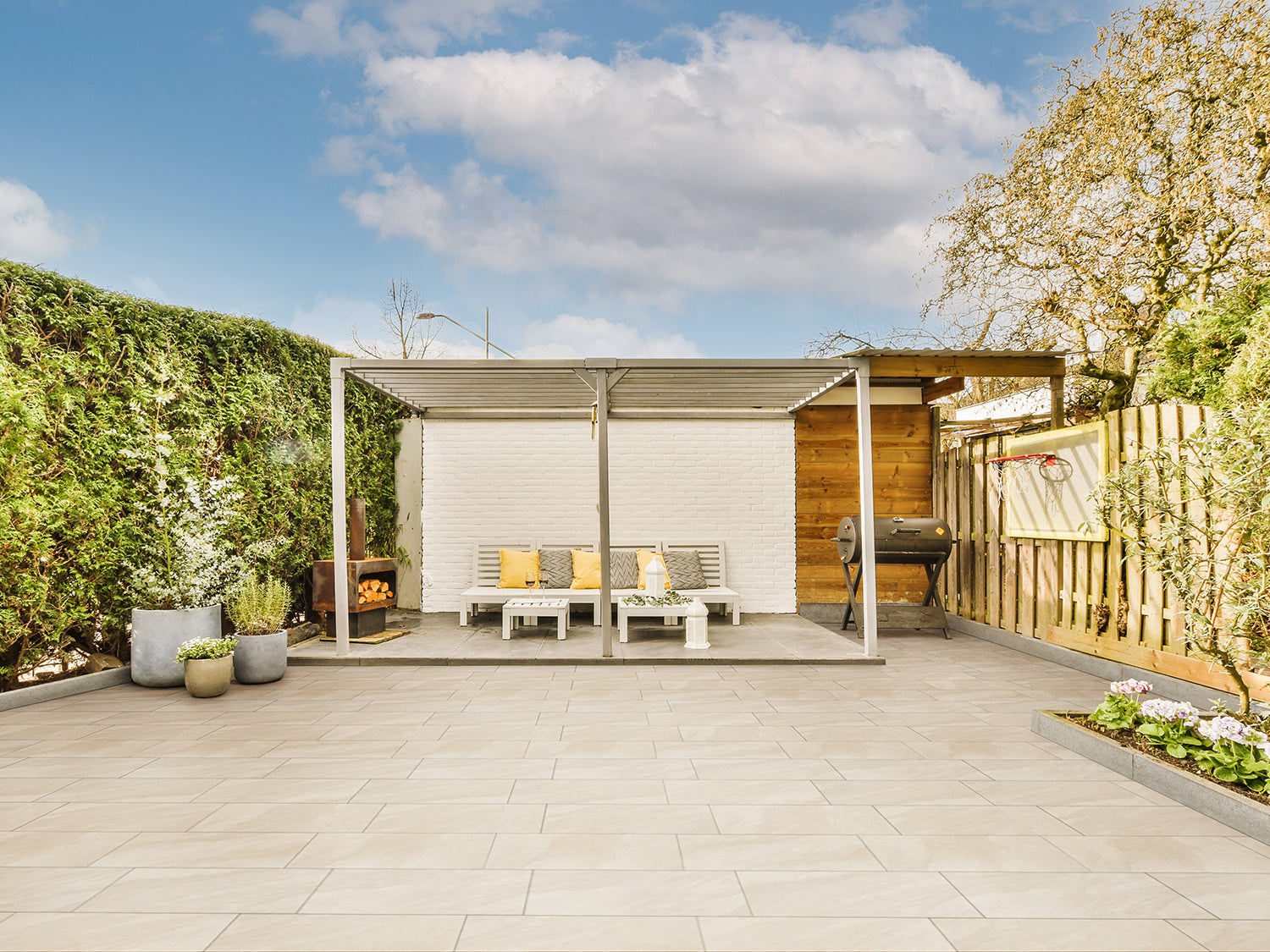 40x80 CreativeLine-Betonplatten in beiger Naturstein-Optik von Woehe & Heydemann verlegt auf einer modernen Terrasse