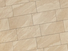 Verlegte CreativeLine-Platten in beige von Woehe & Heydemann in 40x80. Naturstein-Optik mit harmonischer Linienführung.