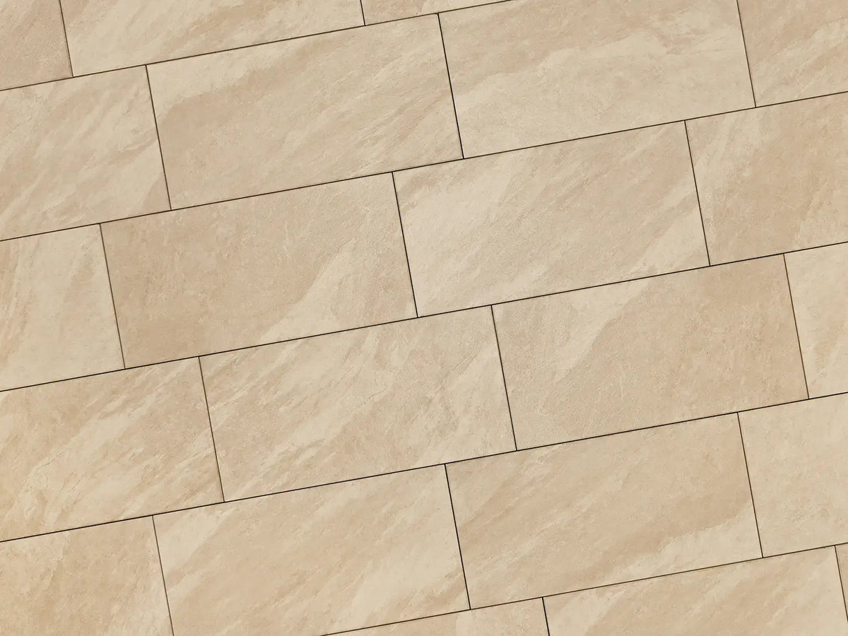 Verlegte CreativeLine-Platten in beige von Woehe & Heydemann in 40x80. Naturstein-Optik mit harmonischer Linienführung.