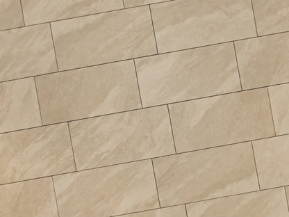 Verlegte CreativeLine-Platten in beige von Woehe & Heydemann in 40x80. Naturstein-Optik mit harmonischer Linienführung.