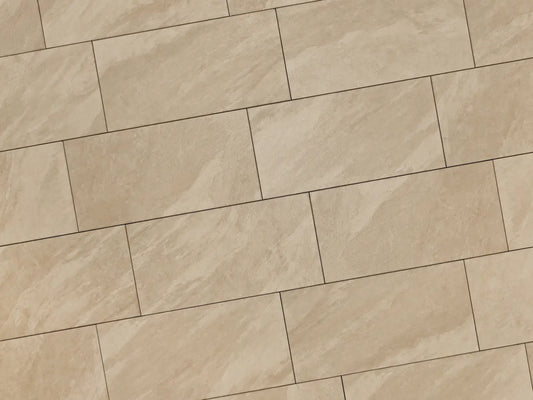 Verlegte CreativeLine-Platten in beige von Woehe & Heydemann in 40x80. Naturstein-Optik mit harmonischer Linienführung.