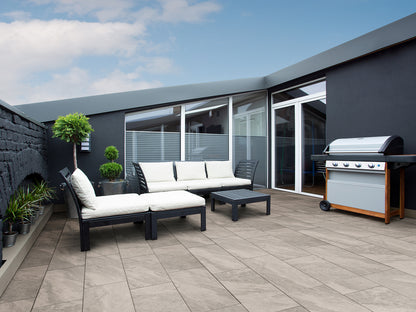 40x80 CreativeLine-Betonplatten in beige grauer Naturstein-Optik von Woehe & Heydemann verlegt auf einer modernen Terrasse